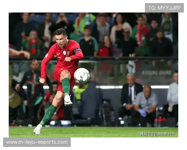 足球球星精准射门瞬间展现力量与技巧的巅峰较量